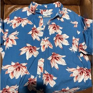 Nice Hawaiian shirt sz L